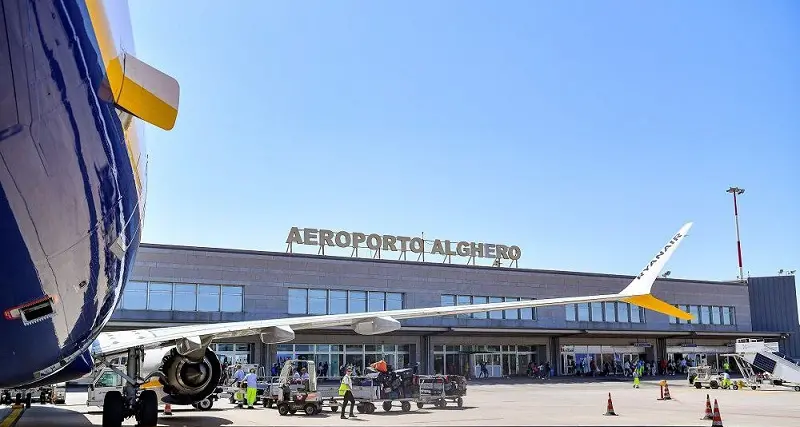 Gli aeroporti di Olbia e Alghero riducono i livelli di illuminazione