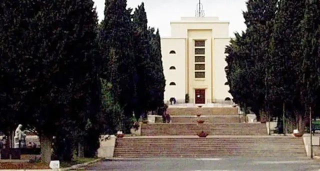Il dramma operai licenziati dal cimitero: “Lavorano da oltre 20 anni, ecco in che stato si trova ora il camposanto”