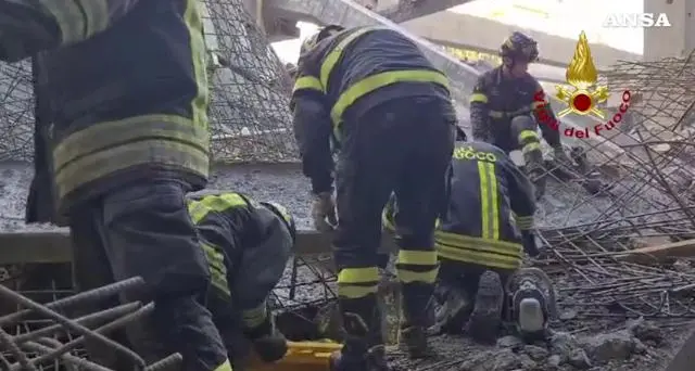 Firenze, crollo nel cantiere di un supermercato: morti e dispersi