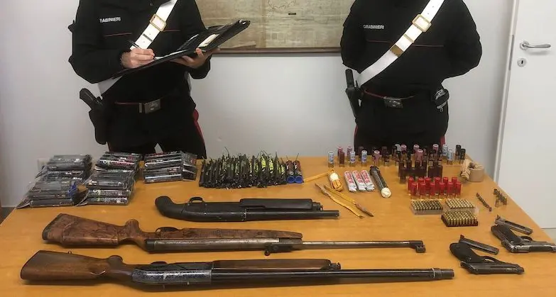 Orotelli. Armi, munizioni ed esplosivo in casa, nei guai madre e figlio