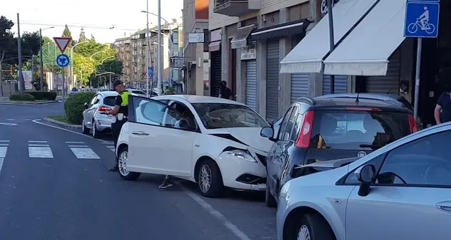 Cagliari. Perde il controllo dell’auto, scavalca il cordolo spartitraffico e finisce su tre auto in sosta