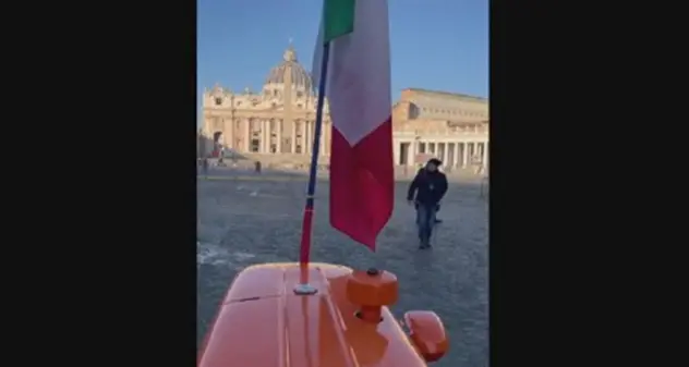 Protesta agricoltori dal Papa, un trattore e una mucca a San Pietro