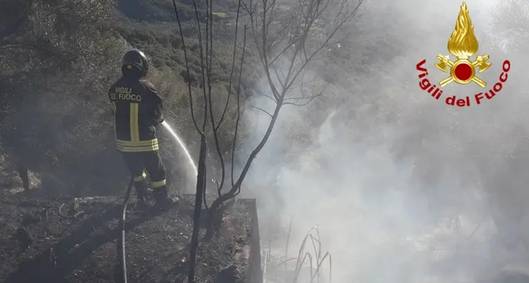 Incendio minaccia abitazioni a Baunei: intervento dei Vigili del Fuoco