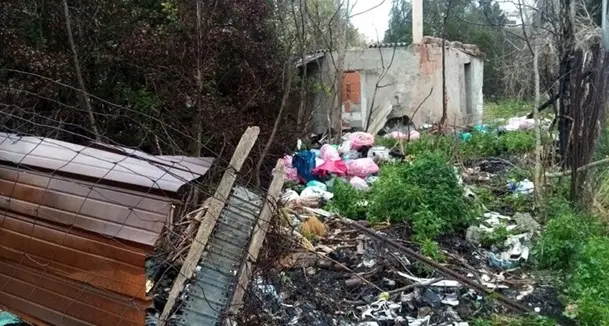 Rifiuti abbandonati e bruciati vicino alla basilica di Bonaria: la denuncia