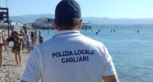 Controlli al Poetto, decine le sanzioni: da chi fuma alle cassiere senza mascherina