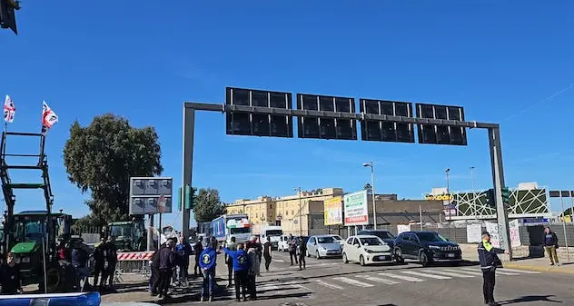 Va avanti la protesta trattori, traffico bloccato all'ingresso di Cagliari