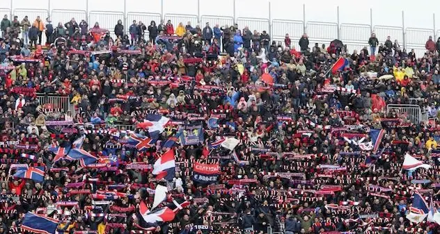 Stop a striscioni dei tifosi a Udine, il Cagliari protesta