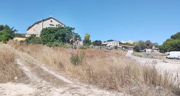 Paura roghi tra i residenti di Is Mirrionis e San Michele: erbacce accanto alle case. Video