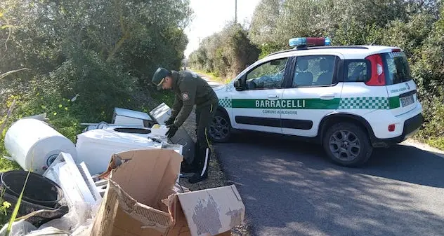Alghero. Abbandona rifiuti ingombranti, barracelli sulle sue tracce