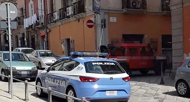 Sorpreso a forzare una macchinetta del caffè per pochi euro, arrestato dalla Polizia