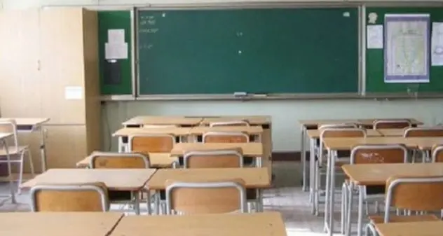 Studente aggredisce i compagni di classe e due insegnanti nell'Oristanese