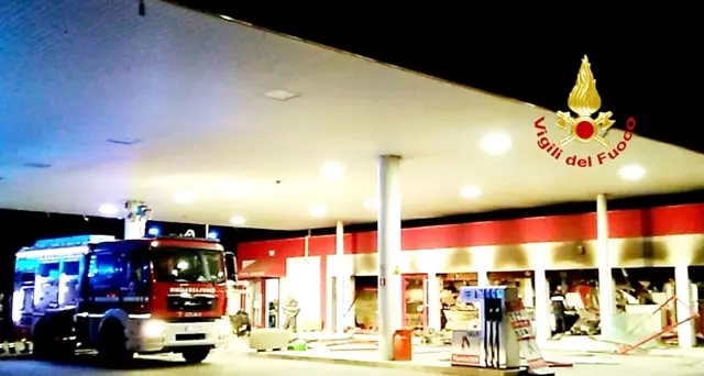 Fiamme nel bar del distributore di benzina sulla 387: l’incendio è doloso