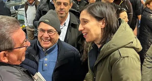 Siparietto al mercato a Cagliari tra pensionata e Schlein. “Vada a lavorare”