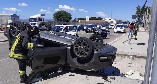 Cagliari. Due auto si scontrano lateralmente: una finisce contro un palo e si ribalta