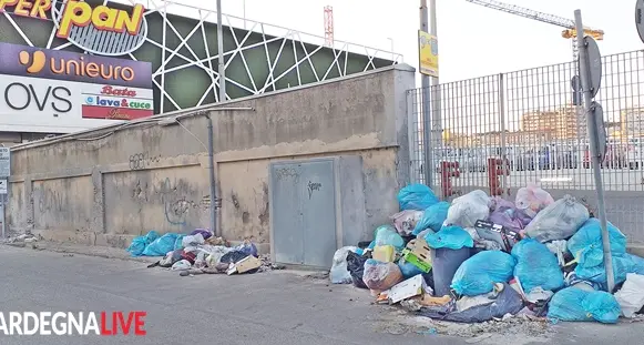 Incivili senza scrupoli, anche davanti alle telecamere: distesa di rifiuti davanti al centro commerciale La Playa