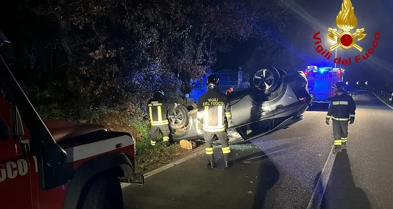 Sorgono, esce di strada e si ribalta: ferito un giovane