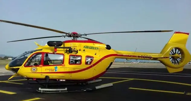 Si tuffa dagli scogli di Bosa Marina e sbatte la testa: bambino trasportato in ospedale con l'elisoccorso