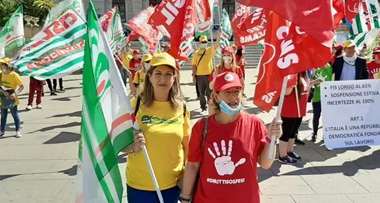 Sit in dei lavoratori a Cagliari e Sassari delle mense scolastiche e imprese di pulizie: non hanno un soldo
