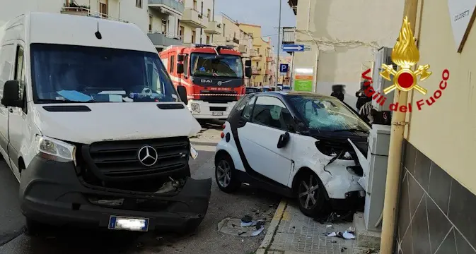 Alghero, scontro furgone - Smart: un ferito