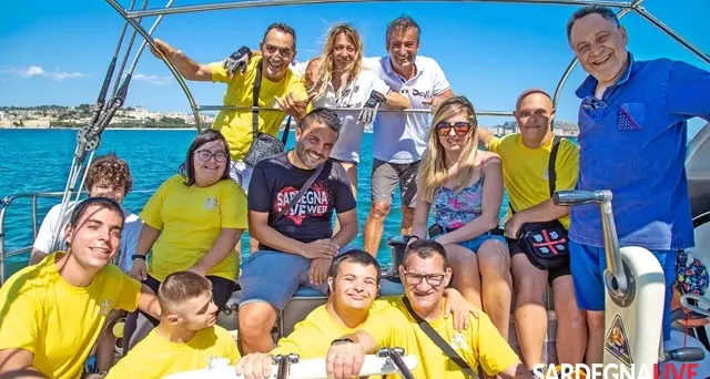 Andrea Mura e gli atleti della Olimpia Onlus a bordo della barca a vela “Vento di Sardegna”. VIDEO