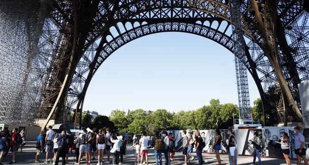 Dopo tre mesi di stop riapre la torre Eiffel: si sale solo con mascherine e niente ascensori