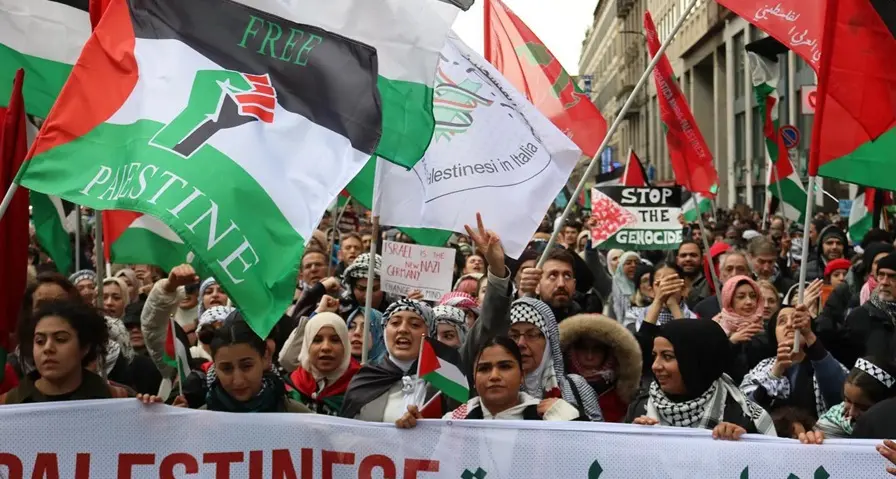 Milano: 15mila al corteo pro Palestina, ferita un'agente