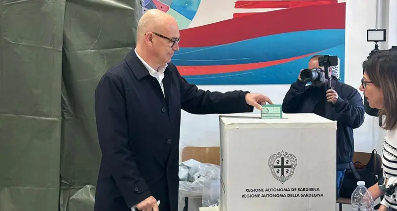 Cagliari. Renato Soru ha votato in piazza dei Centomila