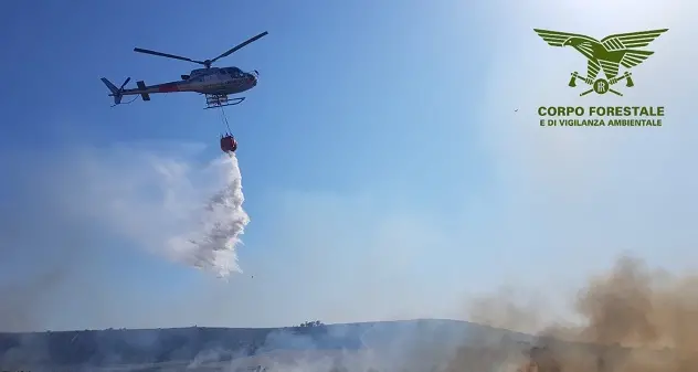 Elicottero della Forestale interviene per domare incendio nelle campagne di Gairo
