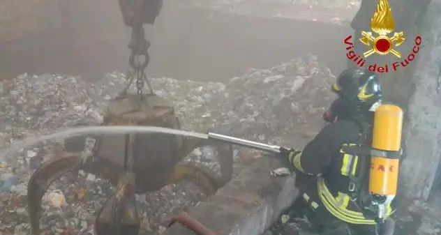 Macomer. Incendio nello stabilimento di trattamento dei rifiuti