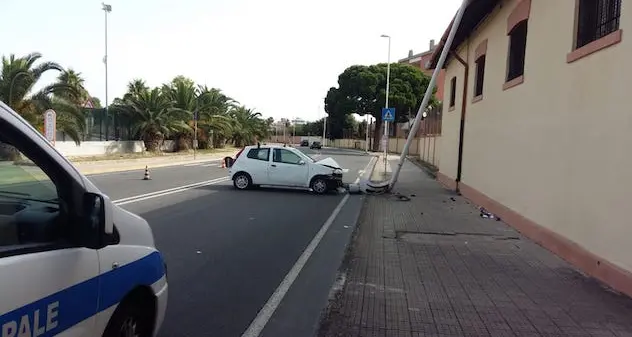 Cagliari. Auto contro palo dell’illuminazione