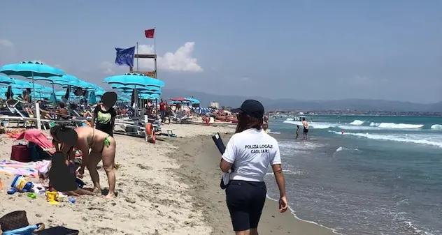 Controlli in spiaggia della Polizia Municipale: cagliaritani rispettano misure anti-contagio