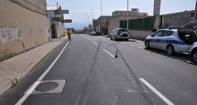 Si schianta contro un’auto in sosta, investe una donna e poi si dà alla fuga