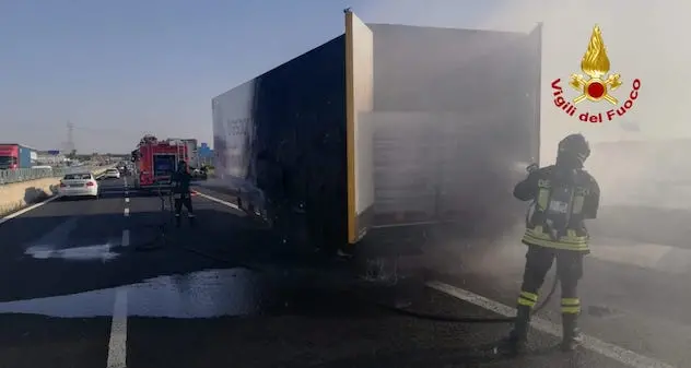 Cagliari. Camion prende fuoco sulla SS 131