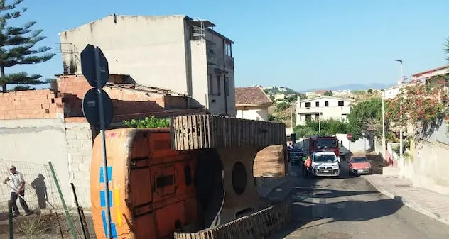 Cagliari. Escavatore si ribalta su un’auto