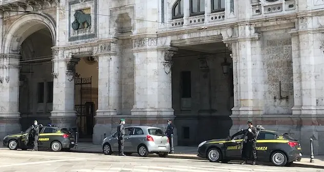 Cagliari. Motociclista sfreccia e impenna davanti alla Guardia di finanza: per lui 11 verbali