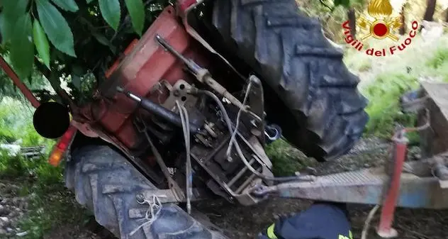 Belvì. Si ribalta con il trattore: 46enne resta intrappolato per tutta la notte