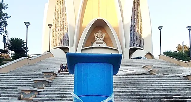Il parchimetro dei parcheggi blu davanti alla chiesa, a Monte Urpinu? Una valanga di polemiche