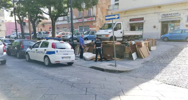 Sassari. Svuota il proprio appartamento nella notte lanciando i mobili dalla finestra