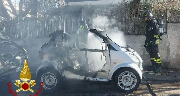 Smart prende fuoco in strada a Olbia