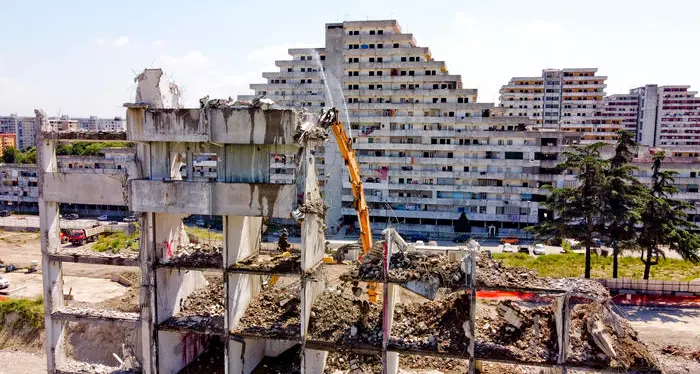 A Scampia giù la 'Vela verde', simbolo di Gomorra