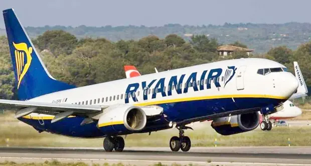 ‘Sforbiciata’ Ryanair, il vettore low cost taglia 3mila posti di lavoro e riduce gli stipendi