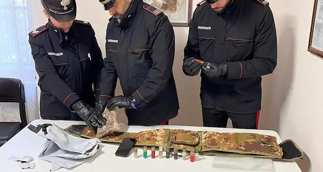 Galtellì. Munizioni e droga in casa, nei guai due giovani