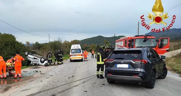 Galtellì. Scontro tra auto sulla Provinciale 25, una si ribalta