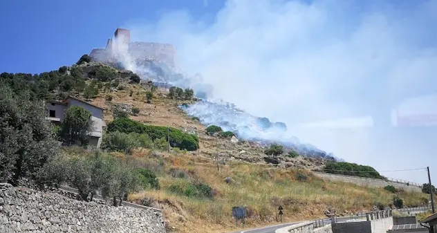 Incendio divampa ai piedi del Castello di Burgos