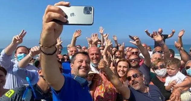 Salvini ritorna a Mondragone: \"L’ho fatto di mattina perché a quest’ora gli esponenti dei centri sociali dormono ancora\"
