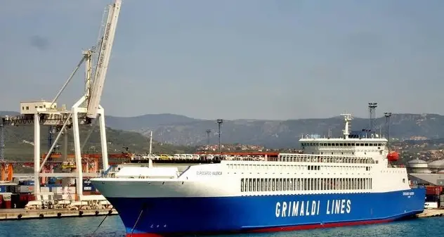 Nave Grimaldi incagliata al porto di Olbia