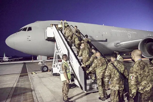 I primi militari della Brigata \\'\\'Sassari\\'\\' in partenza dall\\'aeroporto di Cagliari-Elmas
