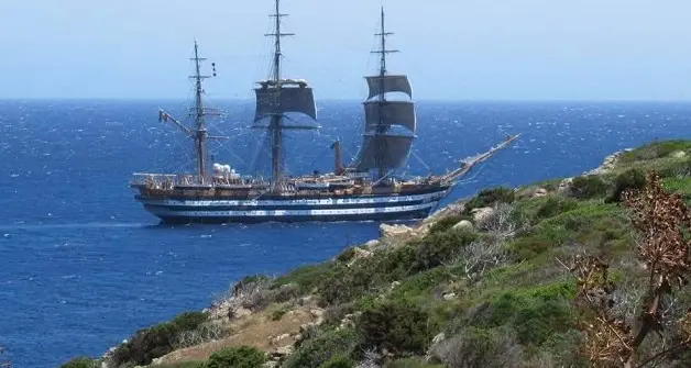 L'Amerigo Vespucci approda sulle coste di Porto Cervo