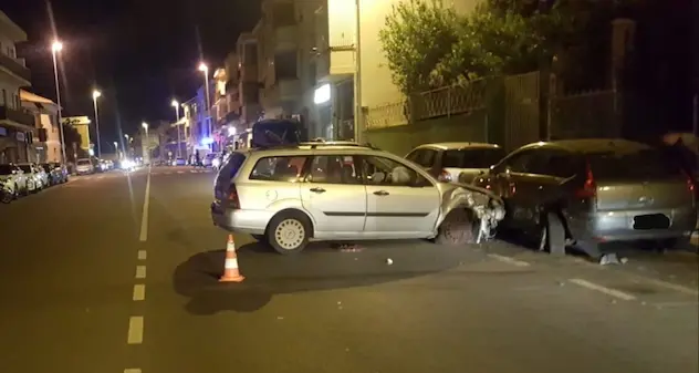 Incidente a Pirri. Perde il controllo dell’auto e finisce su due vetture in sosta