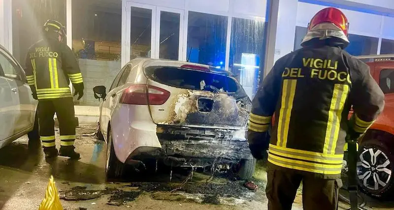 Auto in fiamme durante la notte a Olbia